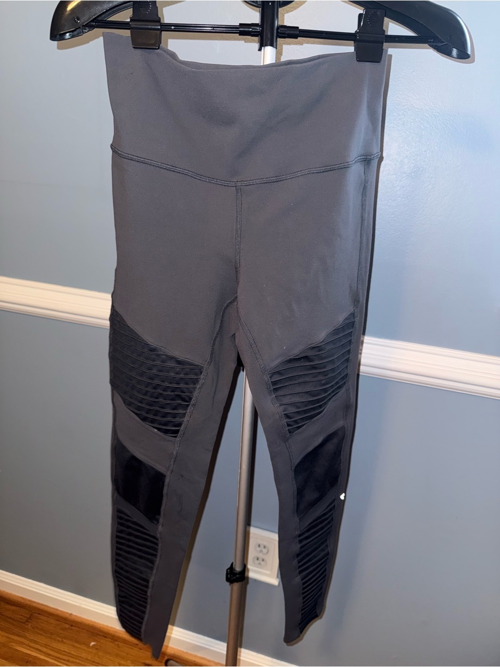 Alo Yoga High-Waist Moto Leggings Gray/Black Size Large